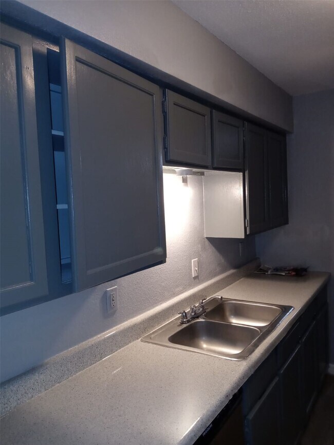 Building Photo - 9700 Leawood Blvd