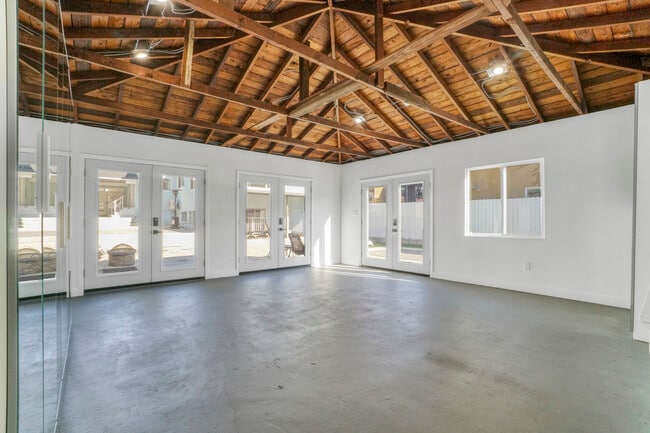 Building Photo - 1524 E Mariposa Ave