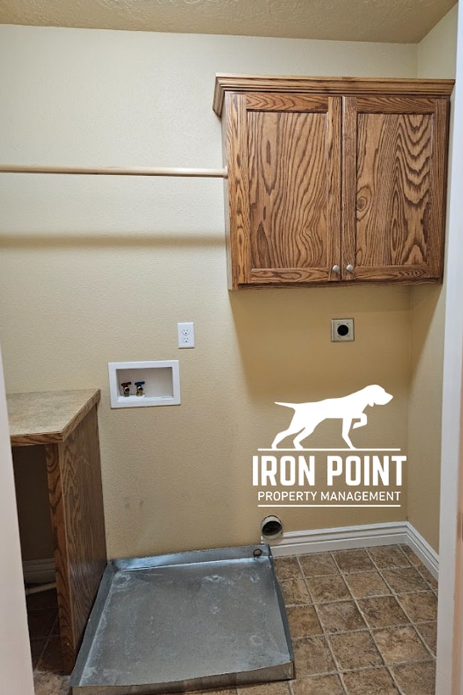 Building Photo - 3/2.5 in Boise-2 Car Garage, Fireplace, Vaulted Ceilings, Landscaping Included.