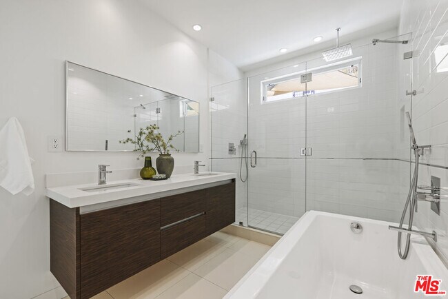 Building Photo - 2756 Westshire Dr