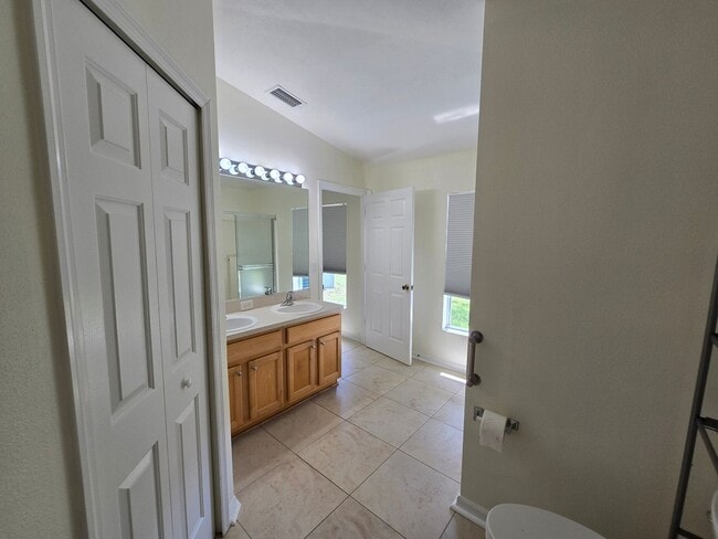 Building Photo - 4 Bedroom 2 Bathroom in Waterford Lakes