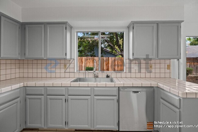 Building Photo - 2215 Jenni Ln