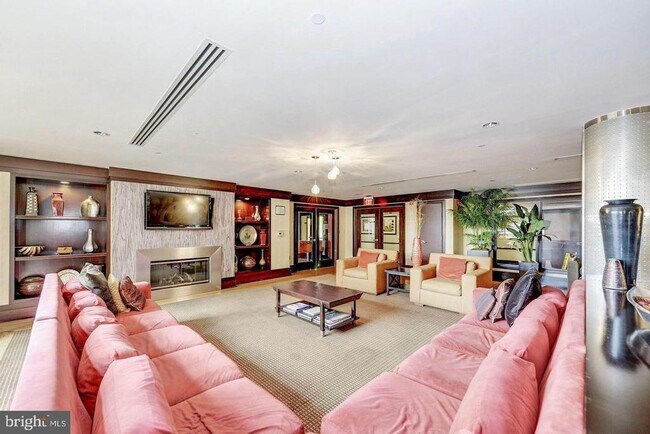 Building Photo - 4500 S Four Mile Run Dr