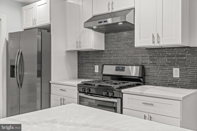 Building Photo - 34 Hinsdale Ln