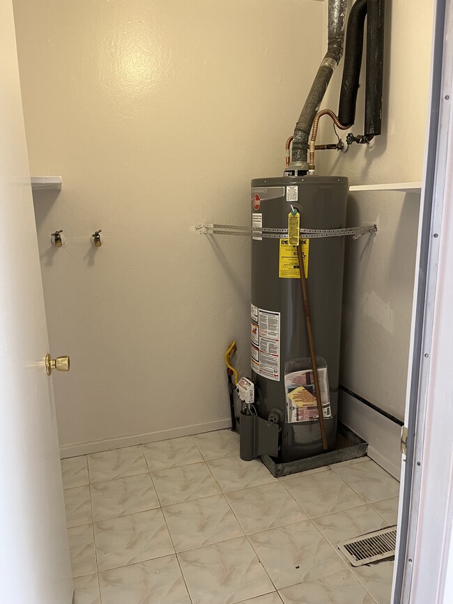 Laundry room - 3942 Crofton Way