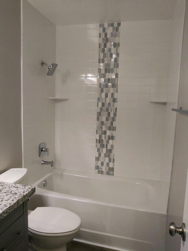 Building Photo - 3 bedroom / 2 bath upstairs unit in the heart of Hillcrest!