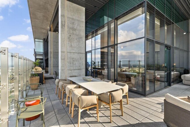 Building Photo - 610 Davis St