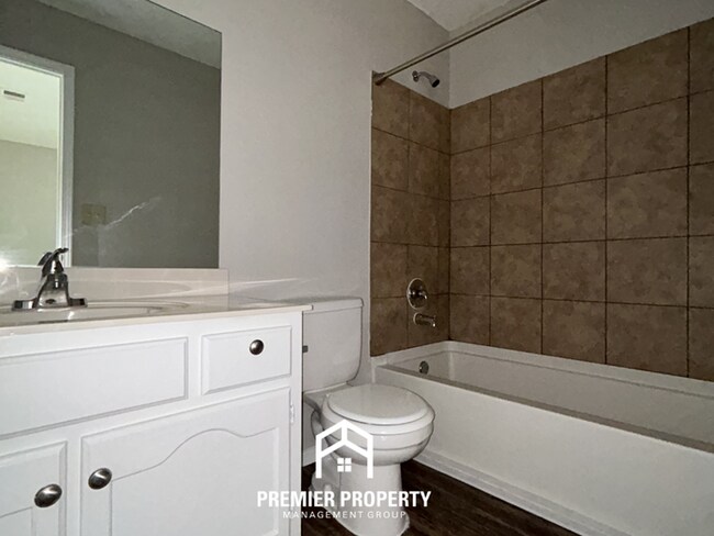 Building Photo - Cozy 3BR/1.5BA Horn Lake Home | Vaulted Ceilings & Bay Window Kitchen