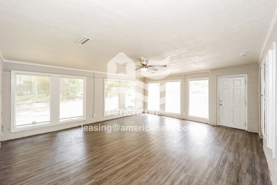 Building Photo - 3912 Mosley Dr