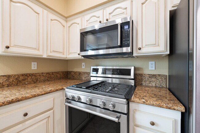 Building Photo - 44030 Mariposa Ct