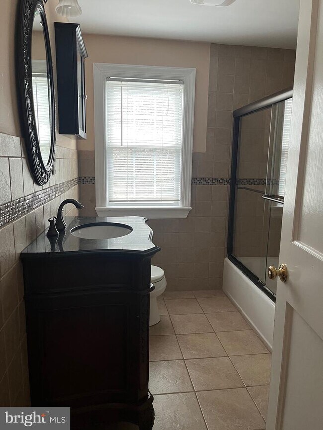 Building Photo - 102 Hillside Cir