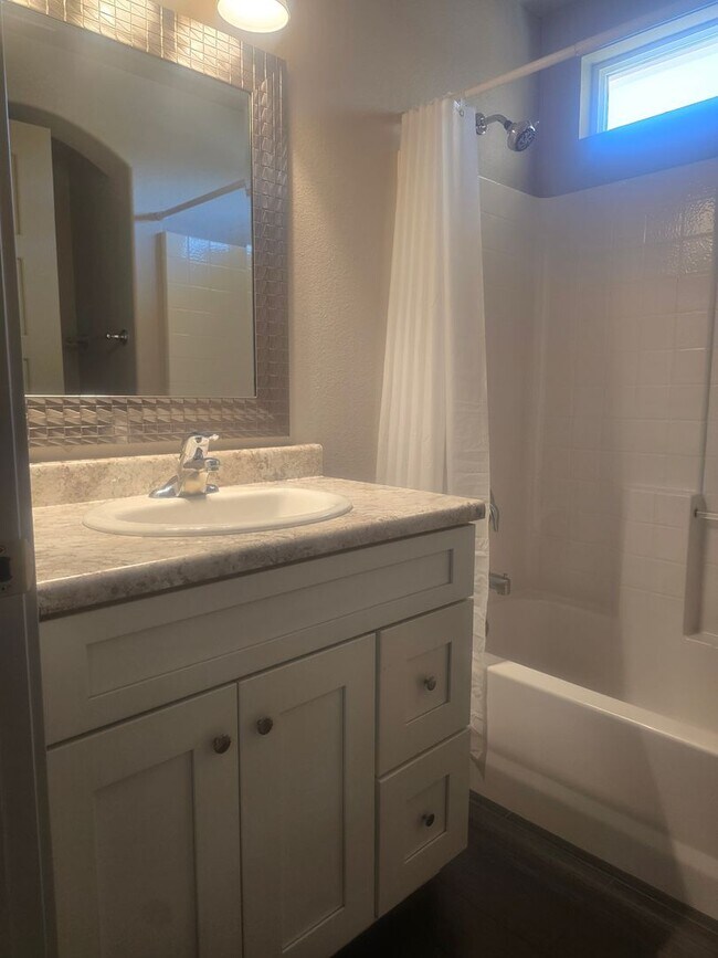 Building Photo - Beautiful home available now!