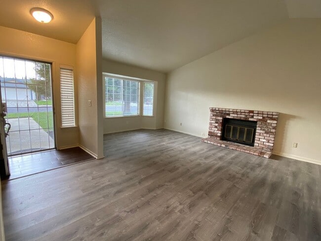 Building Photo - 6 MONTH LEASE - 3 Bedroom / 2 Bath Great C...