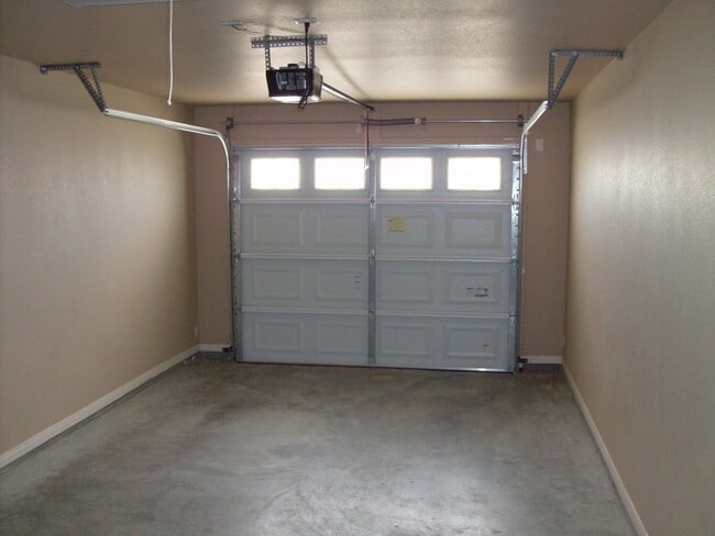 Building Photo - Gorgeous 2 bed/2 bath near Bunny Trail in ...