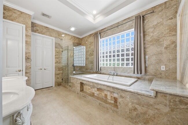 Building Photo - 17 Ambleside Crescent Dr