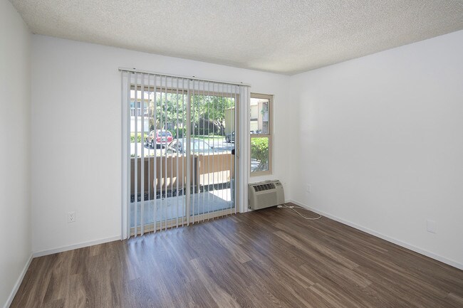 Building Photo - Mission Valley 1 Bedroom Condo w/ Pool, Spa, Fitness Center!