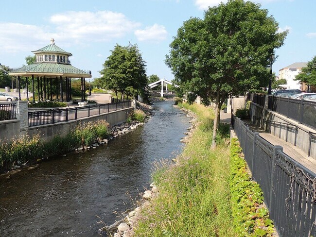 Building Photo - STUDIO Apartment, Hardwood Floors, Tall Ceiling, Downtown Waukesha!