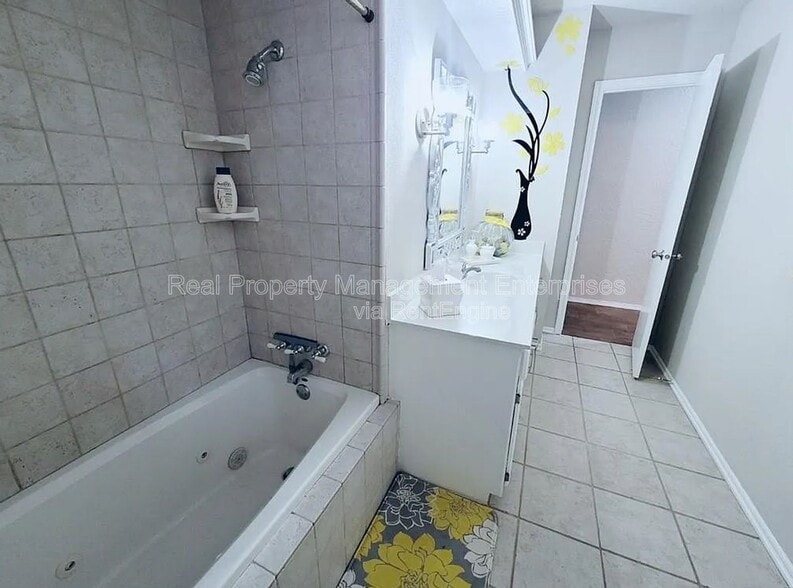 Building Photo - 1336 SW 109th Pl