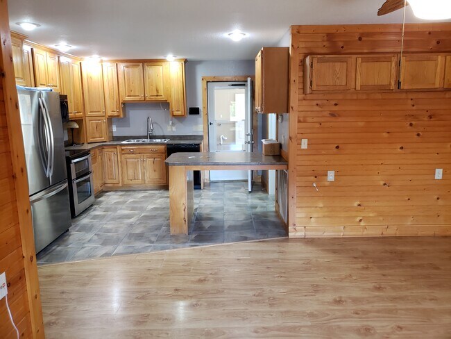 Building Photo - 633 Russell Ave