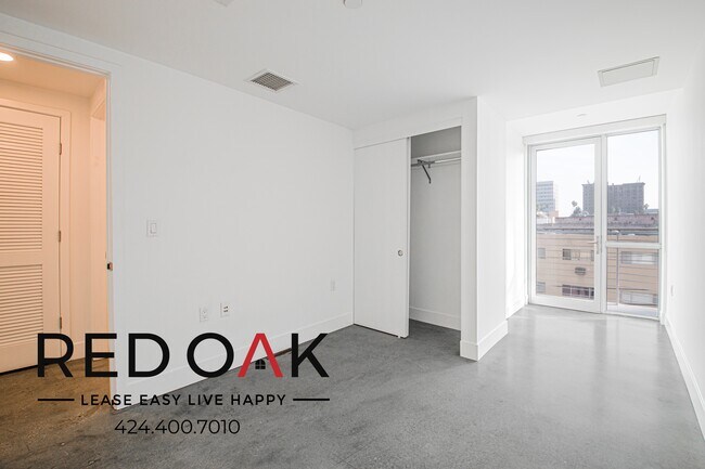 Building Photo - 453 S Kenmore Ave