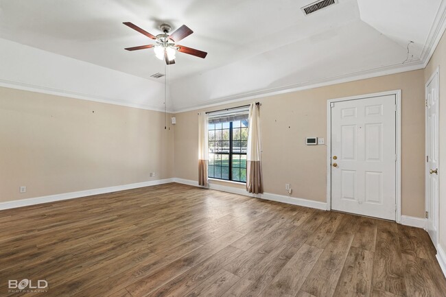 Building Photo - Check Out this 3 bed 2 bath!!