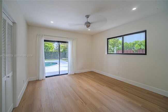 Building Photo - 1825 Alamanda Dr