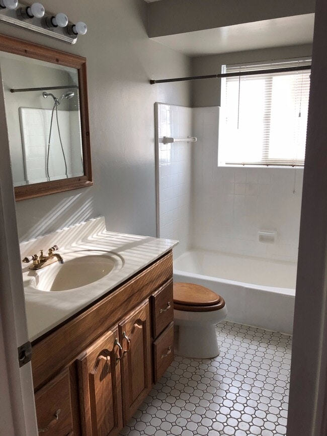 Building Photo - Nice 3bdr/2ba Ranch