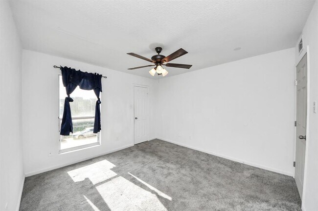 Building Photo - 8100 Creekbend Dr