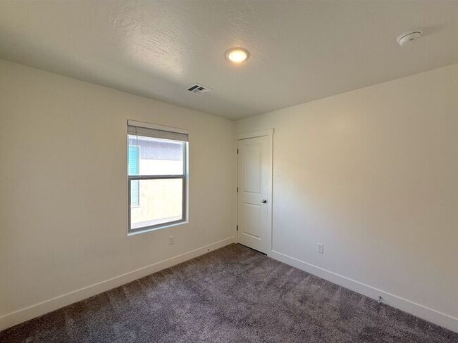 Building Photo - 4 Bed, 2.5 Bath Home with 2 Car Garage