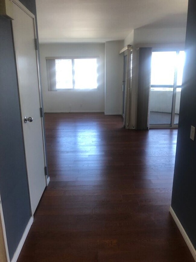 Building Photo - Large 1 bedroom 1 bath in Luxury High Rise...