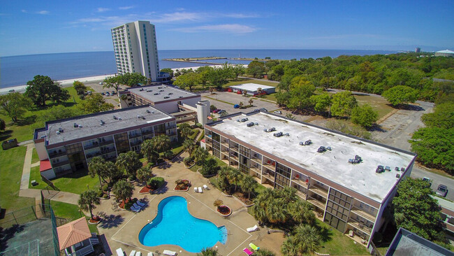 Building Photo - 2046 Beach Blvd