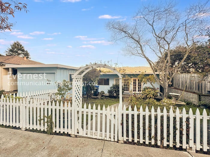 Building Photo - 537 Madison St