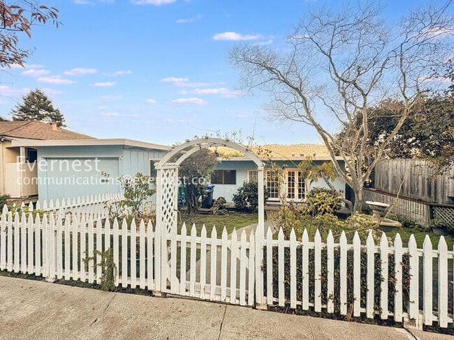 Building Photo - 537 Madison St