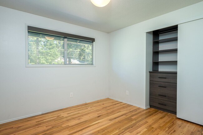 Building Photo - Charming Mid-Century Home in Lake Oswego S...