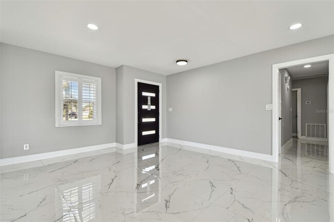 Building Photo - 3913 Fontainebleau Dr