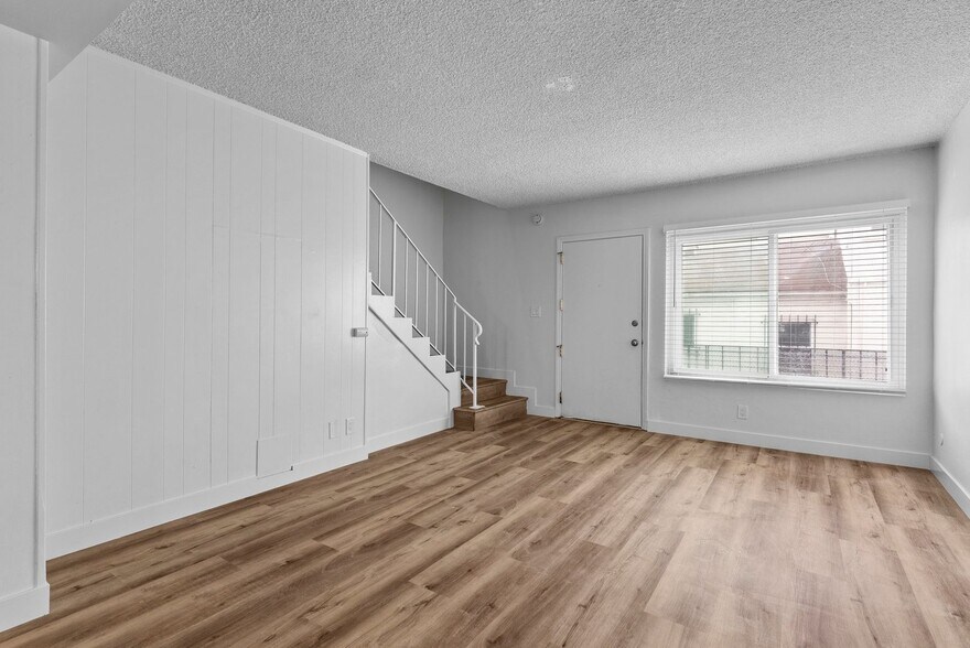 Building Photo - 112 E Buckthorn St