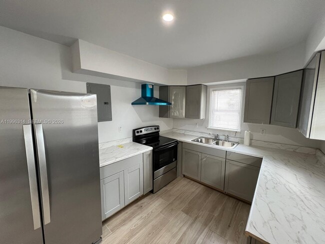 Building Photo - 811 NW 21st Ct