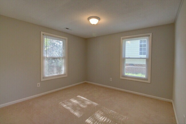 Building Photo - 2530 Glenbrook Dr