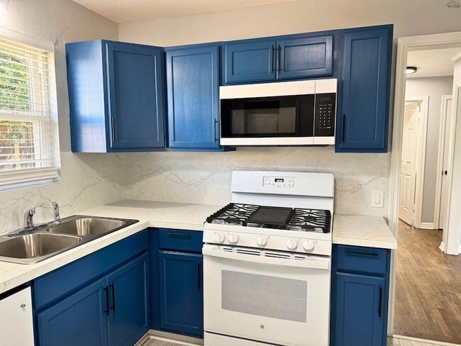 Building Photo - 3032 Pool St