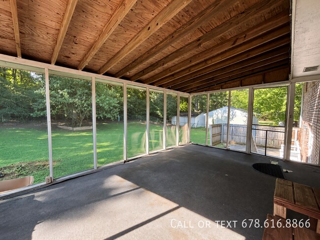 Building Photo - 2666 S Lakeview Dr SW