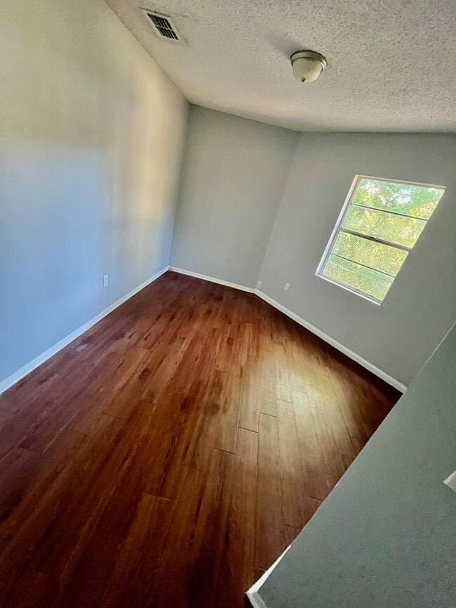 Building Photo - Spacious 2BR/1BA Conveniently Located Lakeland Duplex!