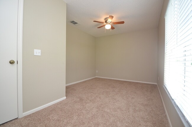 Building Photo - Beautiful 2/2.5 Winter Springs Townhome ~ Newer Paint & Flooring ~ End Unit with Pond View!