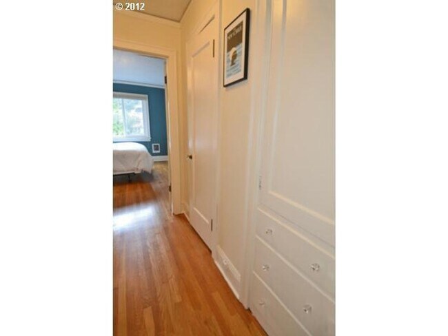 Building Photo - Darling Condo in heart of Hawthorne