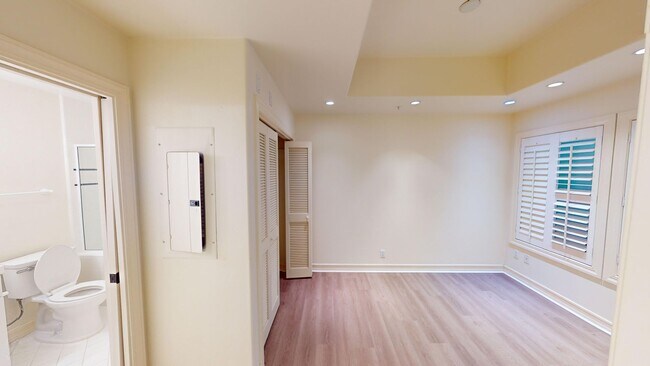 Building Photo - Spacious 4-bedroom 4.5 bath Home in a Gated Complex