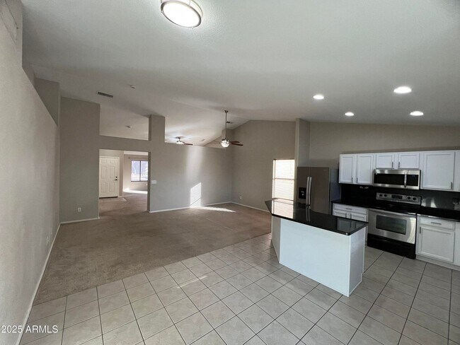 Building Photo - 13709 W Cottonwood St