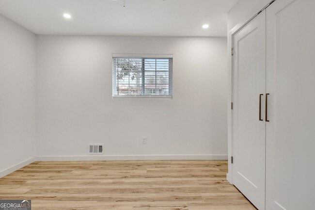 Building Photo - 183 Pine St NE