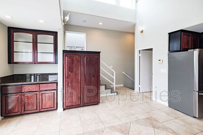 Building Photo - 604 N Irena Ave