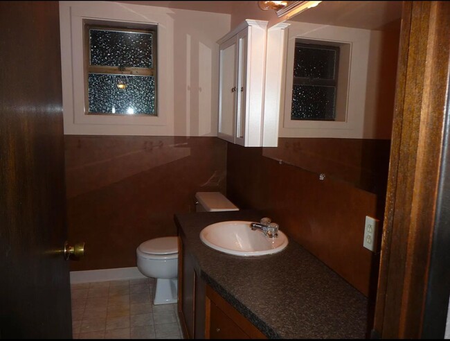 Building Photo - 2 bedroom 1 bath daylight basement unit in...