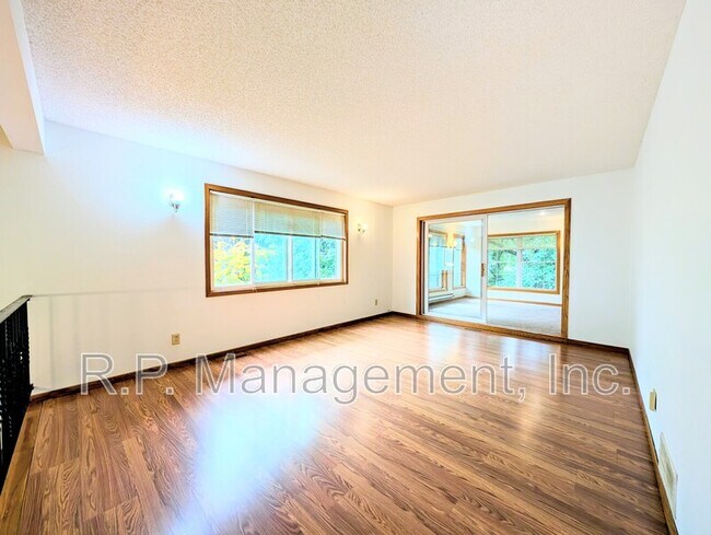 Building Photo - 850 9th Ave NW
