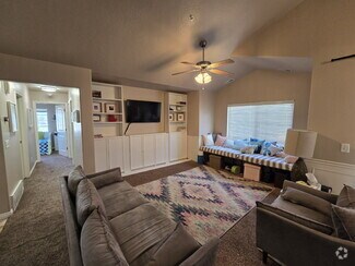 Building Photo - Centrally Located Condo with Garage!